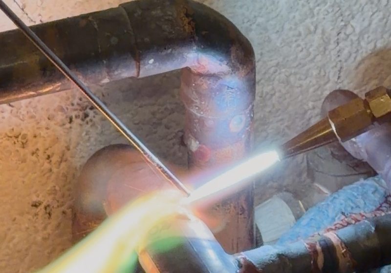 Technicien CVC réalisant un brasage cuivre — plomberie Marseille