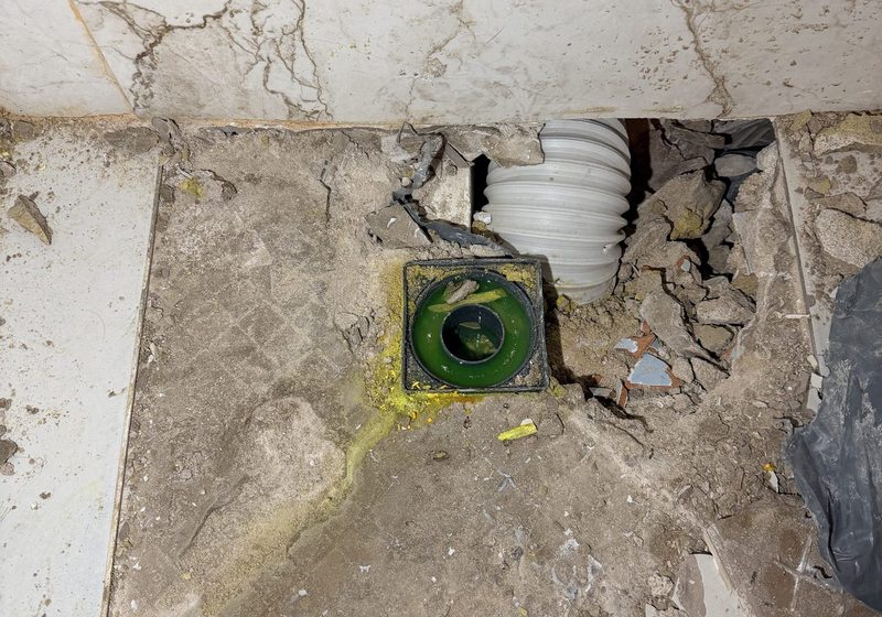 Technicien CVC effectuant une recherche de fuite — Marseille